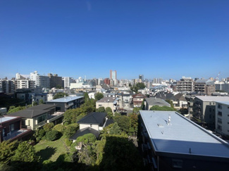 【展望】 | 眼前に広がる空の雄大さと、このお部屋の自慢の一つである「眺望」をご覧ください。毎日、この景色を独り占めできる新生活に夢が広がります。～即日のご見学可能～　お問合せはお気軽にどうぞ。
