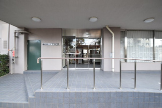 【エントランス】 | マンションの正面エントランス。出入りする人間を癒してくれるマンション入り口であり、その建物の「顔」でもあります。～即日のご見学可能～　お問合せはお気軽にどうぞ。

