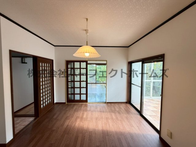 田宮本町戸建　賃貸の居間・リビング|おしゃれな居間です