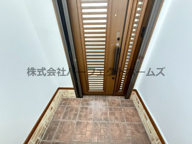 田宮本町戸建　賃貸の玄関|収納もある玄関です