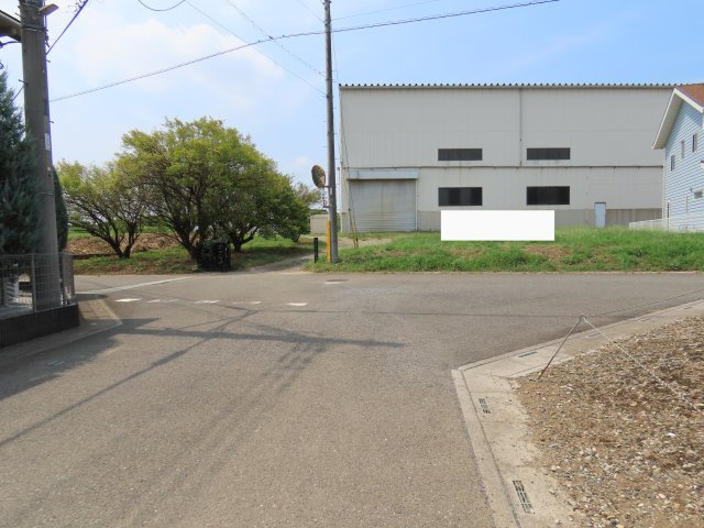 坂戸市石井売地の前面道路含む現地写真