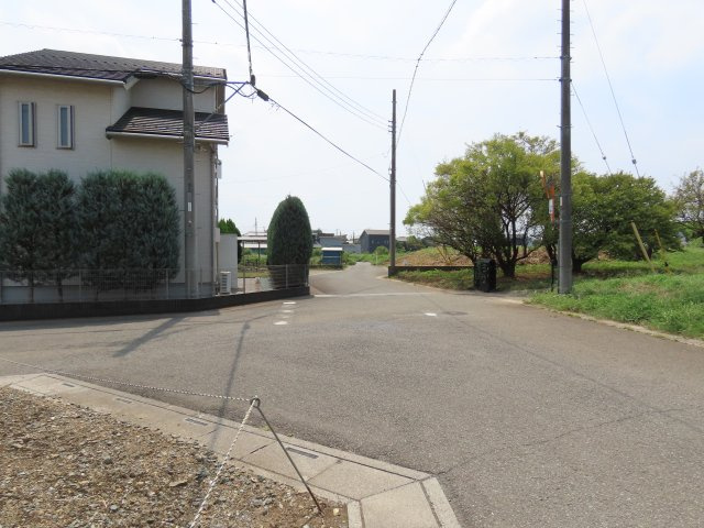 坂戸市石井売地の前面道路含む現地写真