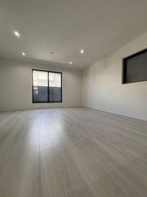 【居間・リビング】 | 鶴見区中茶屋1丁目戸建 | LDK（約17.5帖）：プライバシーを守りたい方におすすめの2階リビング。白をメインとした内装デザインはお部屋全体を明るく見せてくれます。