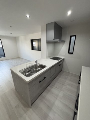 【キッチン】 | 鶴見区中茶屋1丁目新築戸建 | フラットな天板でお手入れのしやすいシステムキッチン。LDKを見渡せる対面式は、育児をしながら家事をする方にもおすすめの設備です。