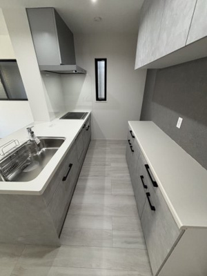 【キッチン】 | 鶴見区中茶屋1丁目戸建 | 食器類やキッチン家電を置くカップボードも、お揃いのデザインで統一感があります。コンセントも使いやすい位置でうれしい設計。