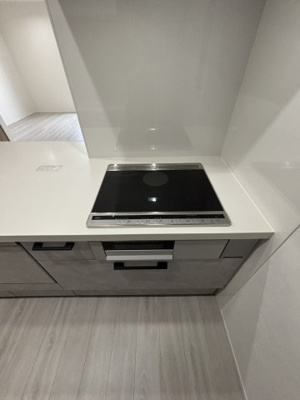 【キッチン】 | 鶴見区中茶屋1丁目新築戸建 | 安全に使えるIHコンロ。お手入れもサッと拭き上げるだけで楽々。