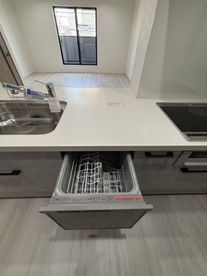 【キッチン】 | 鶴見区中茶屋1丁目戸建 | 家事の時短に役立つ食洗機完備！浮いた時間は家族や自分のために使えます。