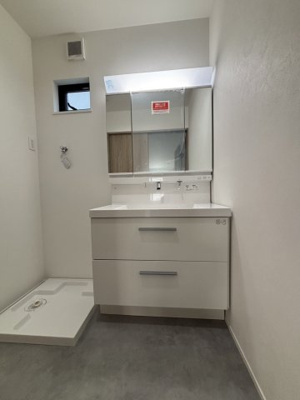 【独立洗面台】 | 鶴見区中茶屋1丁目戸建 | 慌ただしい朝の時間帯も、ゆったり使いやすいワイドな洗面台。収納は物の出し入れがしやすい引き出しタイプです。