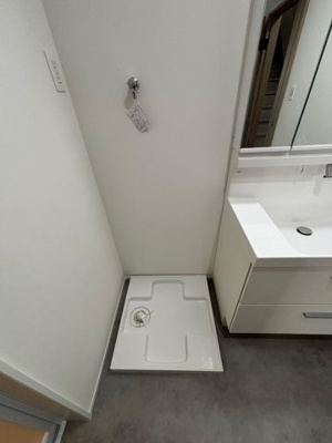 【ランドリースペース】 | 鶴見区中茶屋1丁目新築戸建 | 洗濯機から床への漏水を防ぐことが出来る防水パン設置済み。