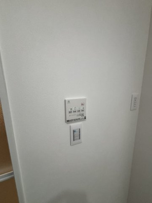 【設備】 | 鶴見区中茶屋1丁目新築戸建 | 浴室暖房乾燥機完備。寒い冬に浴室をあたためたり、お洗濯物や浴室内の乾燥にも、多彩に便利に使える人気の設備です。