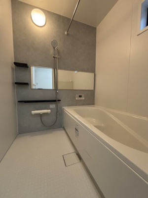 【浴室】 | 鶴見区中茶屋1丁目戸建 | グレーのアクセントパネルが、重くなりすぎず爽やかに引き締めてくれます。自然な換気ができる小窓付き。