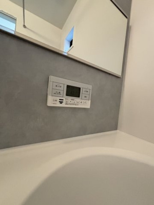 【設備】 | 鶴見区中茶屋1丁目戸建 | お風呂を使う時間がバラバラでも、追い焚き機能があるとみんながあたたかいお風呂に入ることができます。