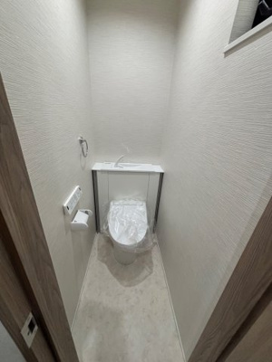 【トイレ】 | 鶴見区中茶屋1丁目戸建 | 2階のトイレです。こちらも温水洗浄便座完備。