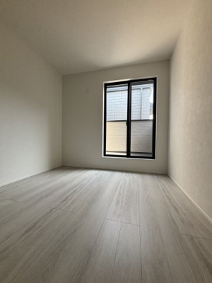 【洋室】 | 鶴見区中茶屋1丁目戸建 | 洋室（約6.0帖）：3階の洋室です。小さなバルコニーに面した風通しの良い空間。