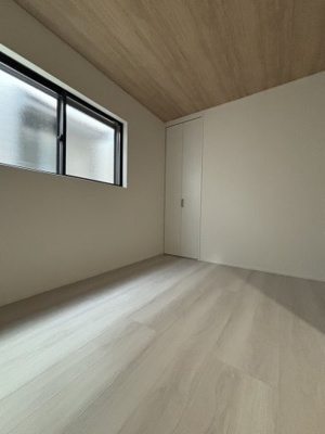 【洋室】 | 鶴見区中茶屋1丁目戸建 | 納戸（約6.0帖）：天井も木目デザインでぬくもりを感じられる空間です。