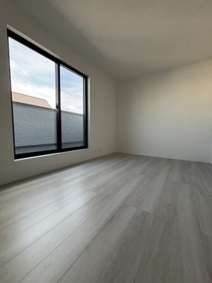 【洋室】 | 鶴見区中茶屋1丁目戸建 | 洋室（約7.0帖）：玄関上の東側バルコニーに面した明るいお部屋です。