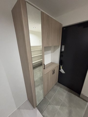 【玄関】 | 鶴見区中茶屋1丁目戸建 | 全身鏡も備えた機能性の高いシューズボックス。