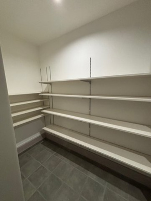 【収納】 | 鶴見区中茶屋1丁目戸建 | 広々使えるシューズインクロークには、靴はもちろんベビーカーや大きな荷物の仮置きができる便利なスペースです。