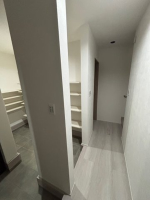 【玄関】 | 鶴見区中茶屋1丁目新築戸建 | 廊下を進んで右手に2階へと続く階段が、左手には約7.5帖の納戸があります。