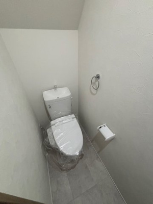 【トイレ】 | 鶴見区中茶屋1丁目戸建 | 温水洗浄便座完備で快適な使い心地の洋式トイレです。