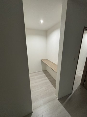 【収納】 | 鶴見区中茶屋1丁目戸建 | 納戸（約7.5帖）：ちょっとした作業もできそうなカウンターが設置されています。