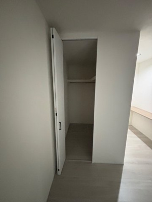 【収納】 | 鶴見区中茶屋1丁目新築戸建 | 納戸（約7.5帖）：お洋服の管理がしやすいウォークインクローゼットです。