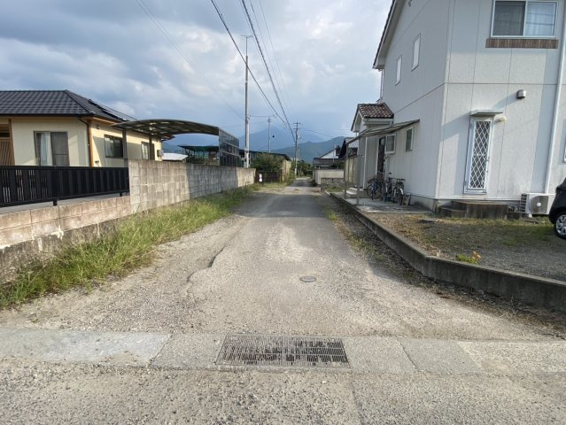 西条市禎瑞　売土地の前面道路含む現地写真