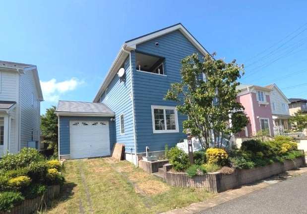 大網白里市季美の森南5　中古戸建の庭|内装リフォーム済み令和7年6月 リビング約24帖 2台可能1台はガレージ　ゴルフ場がある分譲地内