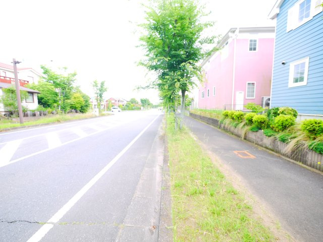 大網白里市季美の森南5　中古戸建の前面道路含む現地写真|内装リフォーム済み令和7年6月 リビング約24帖 2台可能1台はガレージ　ゴルフ場がある分譲地内