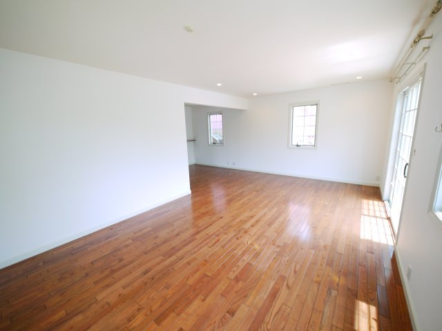 大網白里市季美の森南5　中古戸建の居間・リビング|内装リフォーム済み令和7年6月 リビング約24帖 2台可能1台はガレージ　ゴルフ場がある分譲地内