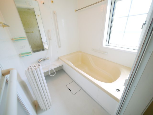 大網白里市季美の森南5　中古戸建の浴室|内装リフォーム済み令和7年6月 リビング約24帖 2台可能1台はガレージ　ゴルフ場がある分譲地内