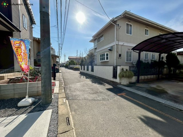 西区指扇15期　新築戸建　LIGARE02の前面道路含む現地写真