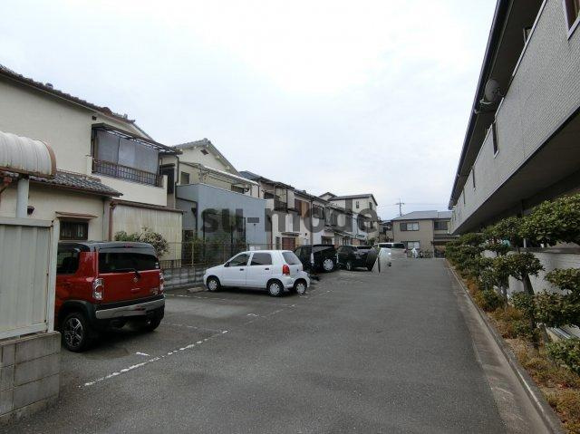 プランドール茨木の駐車場