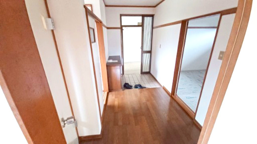 ブルーアイ羽尾の内装|201号室　玄関から廊下