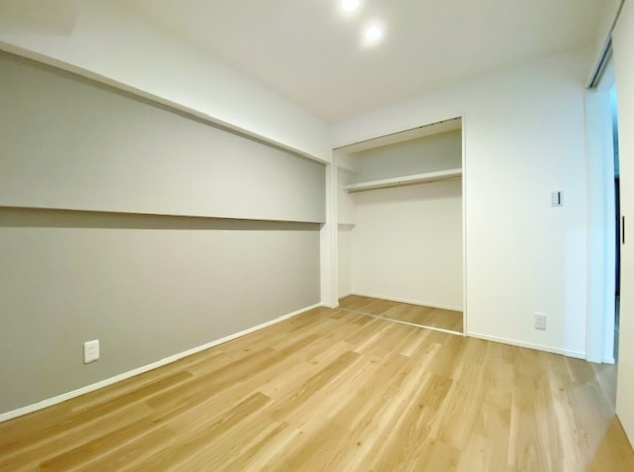 川口サマリヤマンションの洋室|5.1帖洋室はさり気なくアクセントクロスを施してます
新規エアコン設置済み