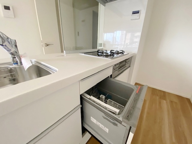 川口サマリヤマンションのキッチン|食後の片づけに便利な食器洗乾燥機が標準装備です