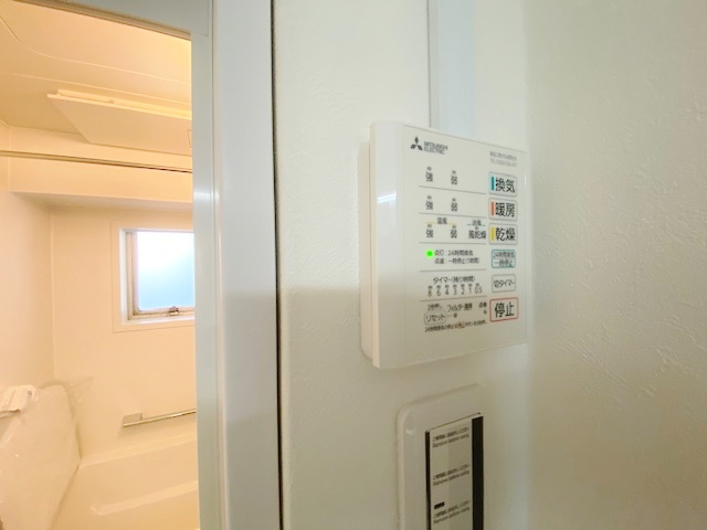 川口サマリヤマンションの浴室|雨の日のお洗濯や寒い冬場の入浴に便利な浴室換気乾燥機が標準装備です