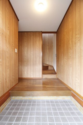 【玄関】 | 香芝市穴虫3131-64テラスハウス | シンプルで使いやすい玄関です