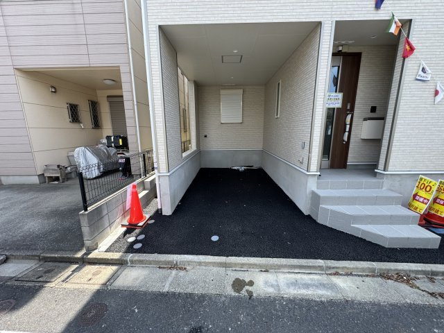 葛飾区西水元６丁目新築戸建【幸田小学校：5分】の駐車場|愛車に優しいビルトインガレージ