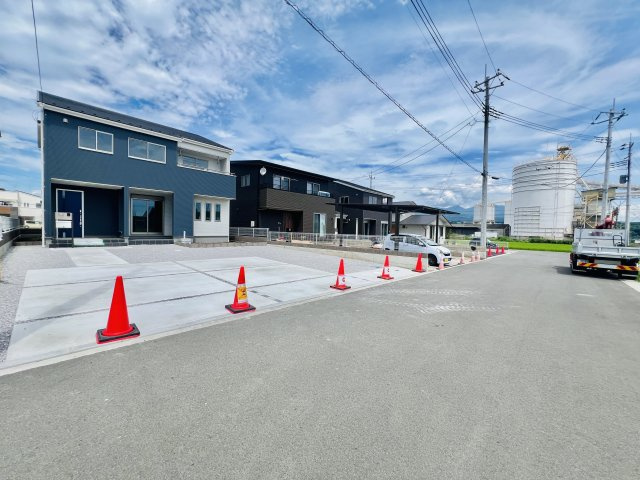 渋川市八木原の前面道路含む現地写真|前面道路も広く、間口も広いので駐車も楽々◎