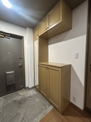 【玄関】 | フローレンス矢野南弐番館 | 姿見がありお出かけ前に身だしなみもチェックできます