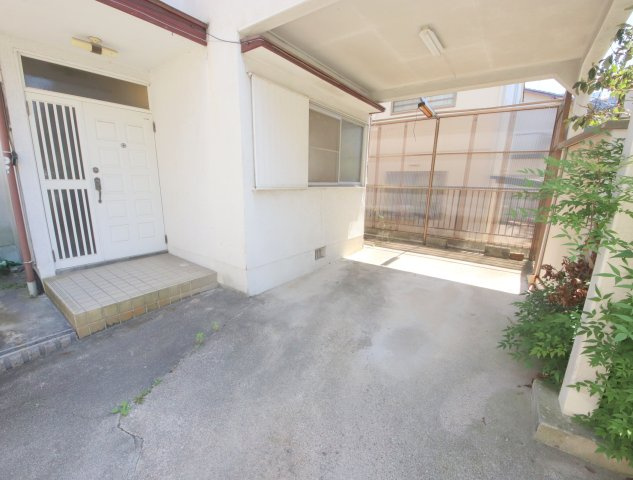 松美台借家の駐車場