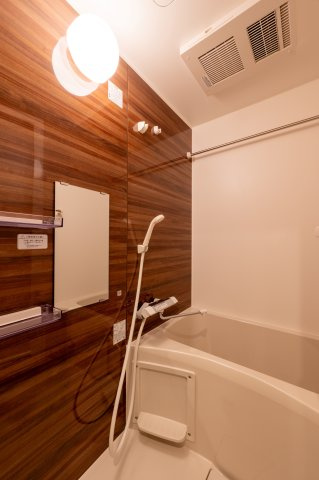 ブリリアコート龍谷大前の浴室|浴室乾燥機付きのお風呂場です。