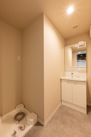 ブリリアコート龍谷大前の洗面所|室内洗濯機置き場があります