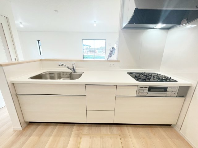 新築戸建・建売　足利市福富町第4　CRADLE GARDEN　全4棟のキッチン|3口コンロなのでご飯を作りながらお弁当のおかずも作れて便利！