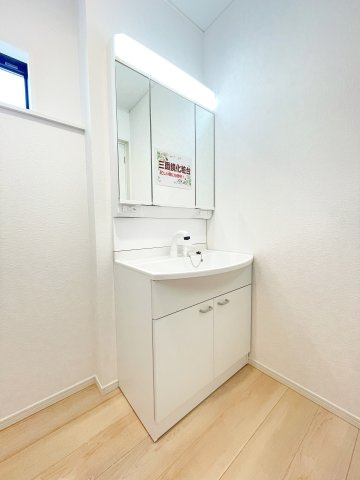 新築戸建・建売　足利市福富町第4　CRADLE GARDEN　全4棟の独立洗面台|三面鏡タイプの独立洗面台で、身だしなみチェックも収納力も◎洗面まわりもすっきり清潔に保てます！