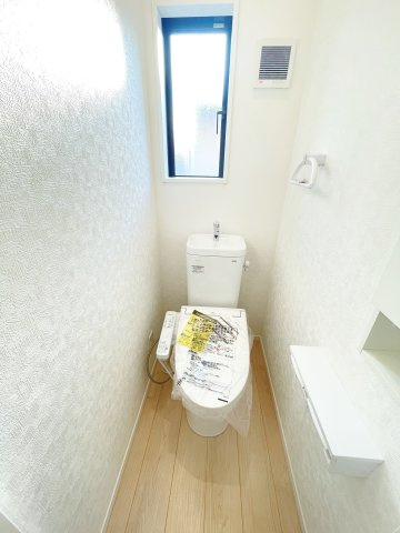 新築戸建・建売　足利市福富町第4　CRADLE GARDEN　全4棟のトイレ|小窓付きで自然光が入る明るくて爽やかなトイレ空間です！