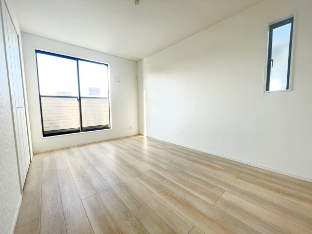 新築戸建・建売　足利市福富町第4　CRADLE GARDEN　全4棟の洋室|2面採光で明るい洋室です！ホワイト基調の爽やか空間からインナーバルコニーにも出られます♪