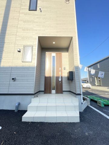 新築戸建・建売　足利市福富町第4　CRADLE GARDEN　全4棟の玄関|奥行きがあるので雨が降っても開閉に心配ありません！