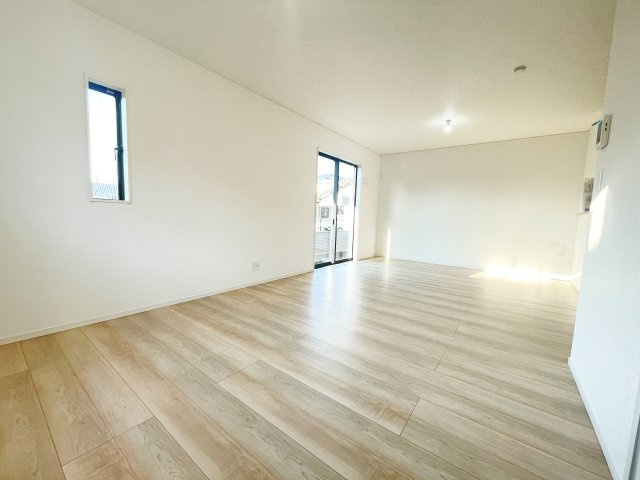 新築戸建・建売　足利市福富町第4　CRADLE GARDEN　全4棟の居間・リビング|ダイニングには大きな窓があり明るい陽射しが差し込む開放的で心地よい空間です！